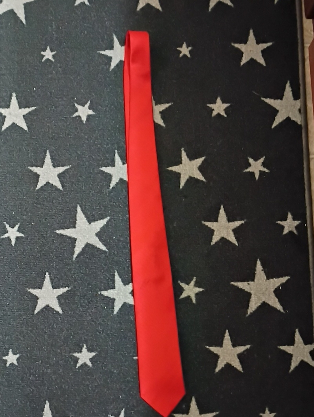 Red Satin Tie โ Elegant Men's Accessory